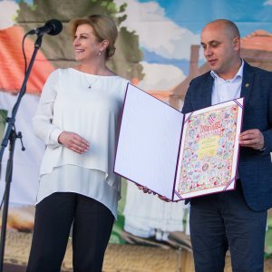 Predsjednica u Vinkovcima ponovila modnu kombinaciju iz Šibenika