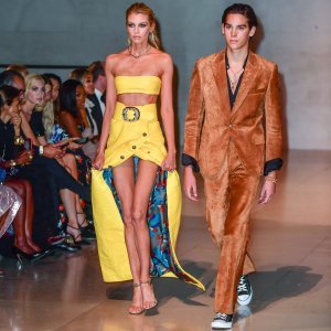 Stella Maxwell i Paris Brosnan na London Fashion Weeku