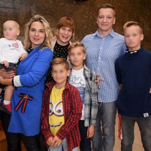 Tomislav Jelinčić sa suprugom te djecom i Petrom Radin