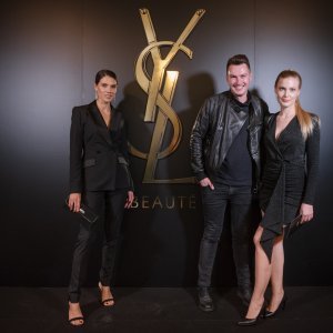Dizajner Ivan Friščić sa predstavnicama YSL branda u njegovim kreacijama