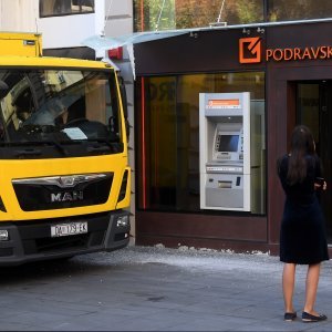 Kamion razbio stakleni krov ispred ulaza u banku