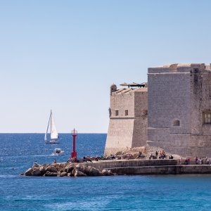 Dubrovnik: Plaža Banje puna kupača i u listopadu