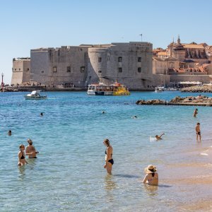 Dubrovnik: Plaža Banje puna kupača i u listopadu