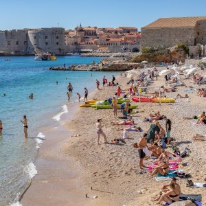 Dubrovnik: Plaža Banje puna kupača i u listopadu