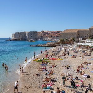 Dubrovnik: Plaža Banje puna kupača i u listopadu