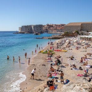 Dubrovnik: Plaža Banje puna kupača i u listopadu