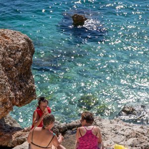 Dubrovnik: Plaža Banje puna kupača i u listopadu