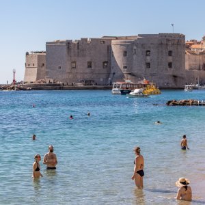 Dubrovnik: Plaža Banje puna kupača i u listopadu