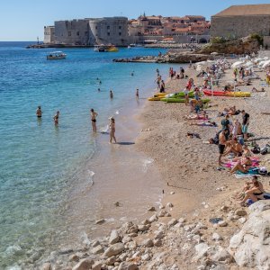 Dubrovnik: Plaža Banje puna kupača i u listopadu