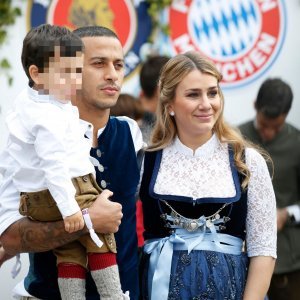 Thiago Alcantara i Julia Vigas