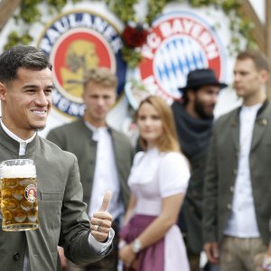 Igrači Bayerna sa suprugama i djevojkama uživaju na Oktoberfestu