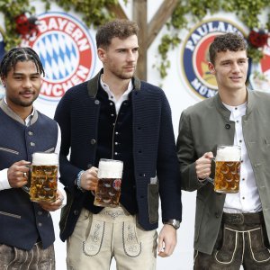 Igrači Bayerna sa suprugama i djevojkama uživaju na Oktoberfestu