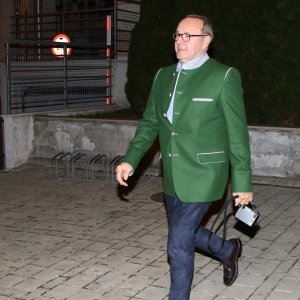 Kevin Spacey i Evan Lowenstein napuštaju Đokovićev restoran