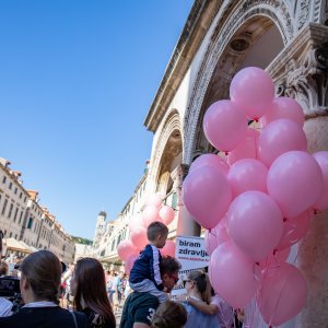 Dubrovnik: Održana Ružičasta subota na Stradunu posvećena važnost ranog otkrivanja raka dojke