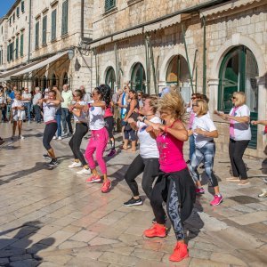 Dubrovnik: Održana Ružičasta subota na Stradunu posvećena važnost ranog otkrivanja raka dojke