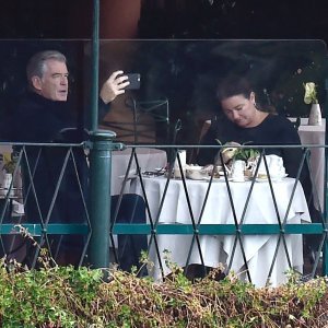 Pierce Brosnan i Keely Shaye Smith u Portofinu