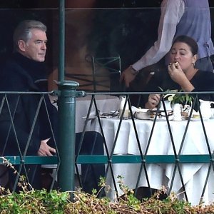 Pierce Brosnan i Keely Shaye Smith u Portofinu