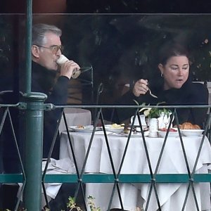 Pierce Brosnan i Keely Shaye Smith u Portofinu