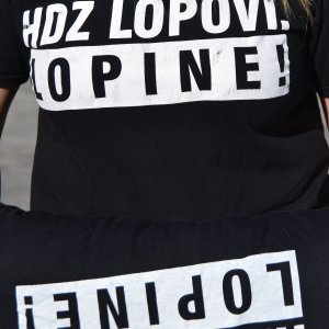 Pula: Na Portarati dijelili majice s natpisom HDZ lopovi, lopine!