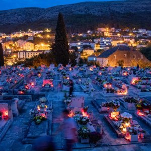 Upaljeni lampioni na dubrovačkom groblju