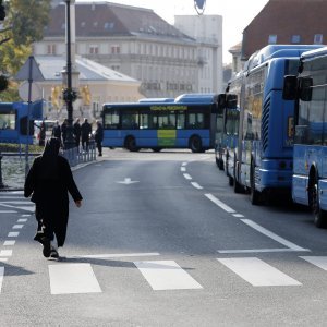 Zagrepčani u velikom broju krenuli na Mirogoj