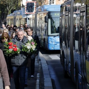 Zagrepčani u velikom broju krenuli na Mirogoj