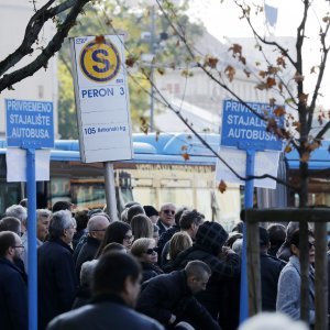 Zagrepčani u velikom broju krenuli na Mirogoj