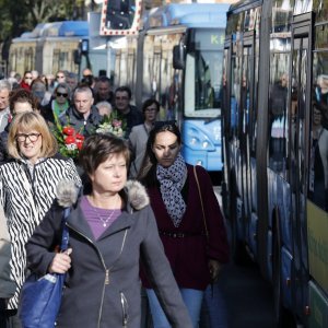 Zagrepčani u velikom broju krenuli na Mirogoj