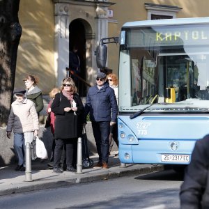 Zagrepčani u velikom broju krenuli na Mirogoj