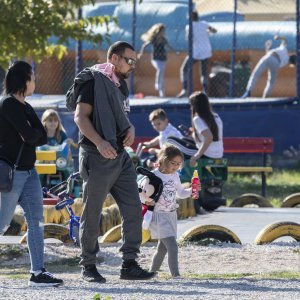 Kupači i šetači u studenom na splitskom Žnjanu