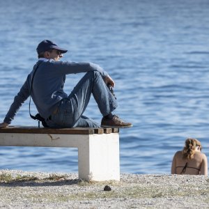 Kupači i šetači u studenom na splitskom Žnjanu