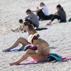 Kupači i šetači u studenom na splitskom Žnjanu