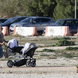 Kupači i šetači u studenom na splitskom Žnjanu