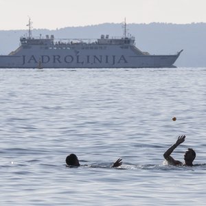 Kupači i šetači u studenom na splitskom Žnjanu