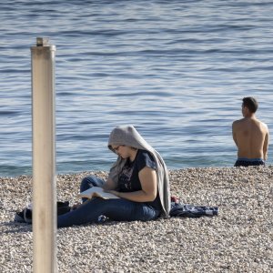 Kupači i šetači u studenom na splitskom Žnjanu