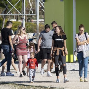 Kupači i šetači u studenom na splitskom Žnjanu