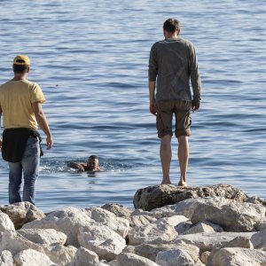 Kupači i šetači u studenom na splitskom Žnjanu