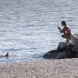 Kupači i šetači u studenom na splitskom Žnjanu