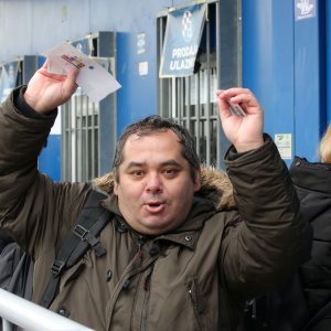 Gužva na Maksimiru prije puštanja u prodaju ulaznica za utakmicu Lige prvaka