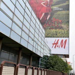 Vjesnikov neboder prekriven reklamom za nadolazeću H&M kampanju