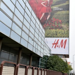 Vjesnikov neboder prekriven reklamom za nadolazeću H&M kampanju