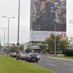 Vjesnikov neboder prekriven reklamom za nadolazeću H&M kampanju