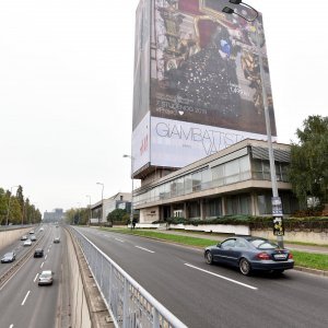 Vjesnikov neboder prekriven reklamom za nadolazeću H&M kampanju