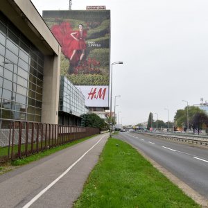 Vjesnikov neboder prekriven reklamom za nadolazeću H&M kampanju