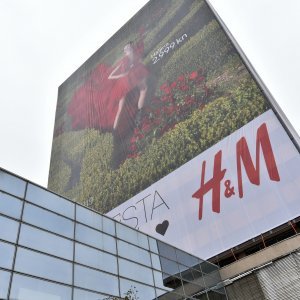 Vjesnikov neboder prekriven reklamom za nadolazeću H&M kampanju