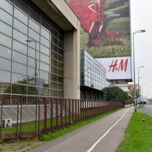 Vjesnikov neboder prekriven reklamom za nadolazeću H&M kampanju