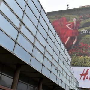 Vjesnikov neboder prekriven reklamom za nadolazeću H&M kampanju