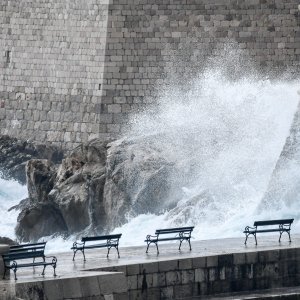 Dubrovnik: Jako Jugo, kiša i valovi na Porporeli