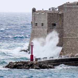 Dubrovnik: Jako Jugo, kiša i valovi na Porporeli