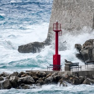 Dubrovnik: Jako Jugo, kiša i valovi na Porporeli